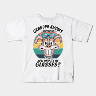 Grandpa Knows Everything Funny Grandpa Knows Best Fathers Day Kids T-Shirt